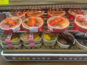 ▲記者日前到全聯購買幸福餐盒時,正巧遇到店員剛把便當全部上架,也有看到新品「99元雞腿油飯」,甚至撞到店員自己結帳2盒,相當有趣。(圖/記者張嘉哲攝) ▲記者日前到全聯購買幸福餐盒時,正巧遇到店員剛把便當全部上架,也有看到新品「99元雞腿油飯」,甚至撞到店員自己結帳2盒,相當有趣。(圖/記者張嘉哲攝)