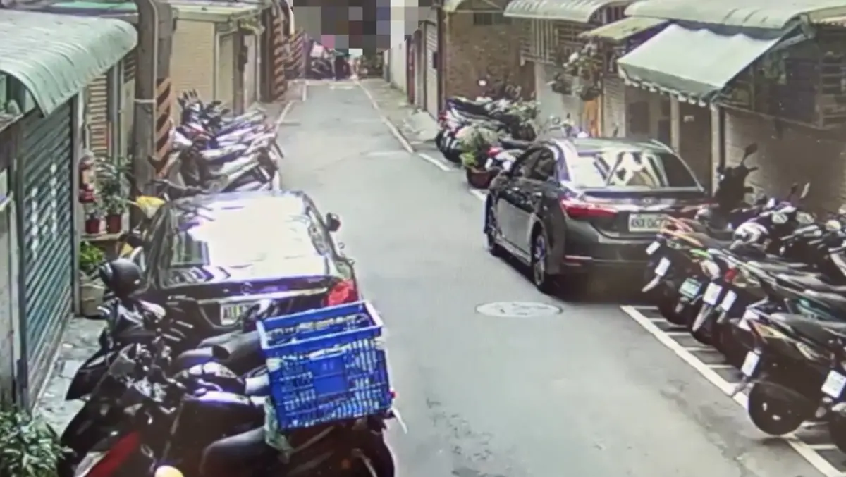 ▲新北市永和區中正路一處巷弄，昨（28）日下午因會車問題發生一起衝突事件。（圖／翻攝畫面 ）