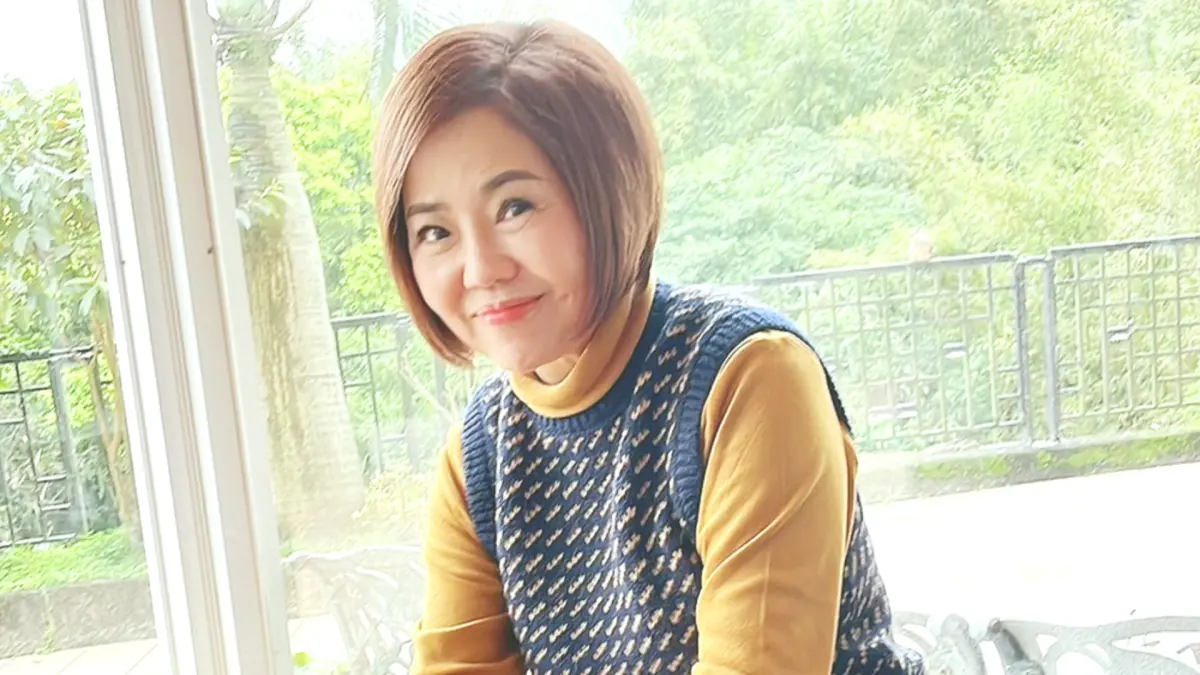 ▲于美人提告鍾小平掛「棄于保鍾」看板影響選民，今（29）日首度赴北檢出庭。（圖／于美人臉書）