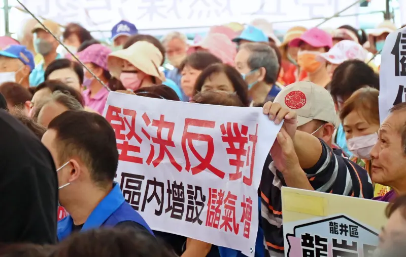 ▲地方民眾邊聽說明會邊舉抗議布條。(圖/記者顏幸如攝,2024.04.29)