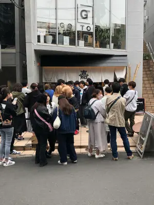 ▲日本「漢堡排 嘉」神宮前店舖，現在也總是大排隊。（圖／漢堡排 嘉提供）