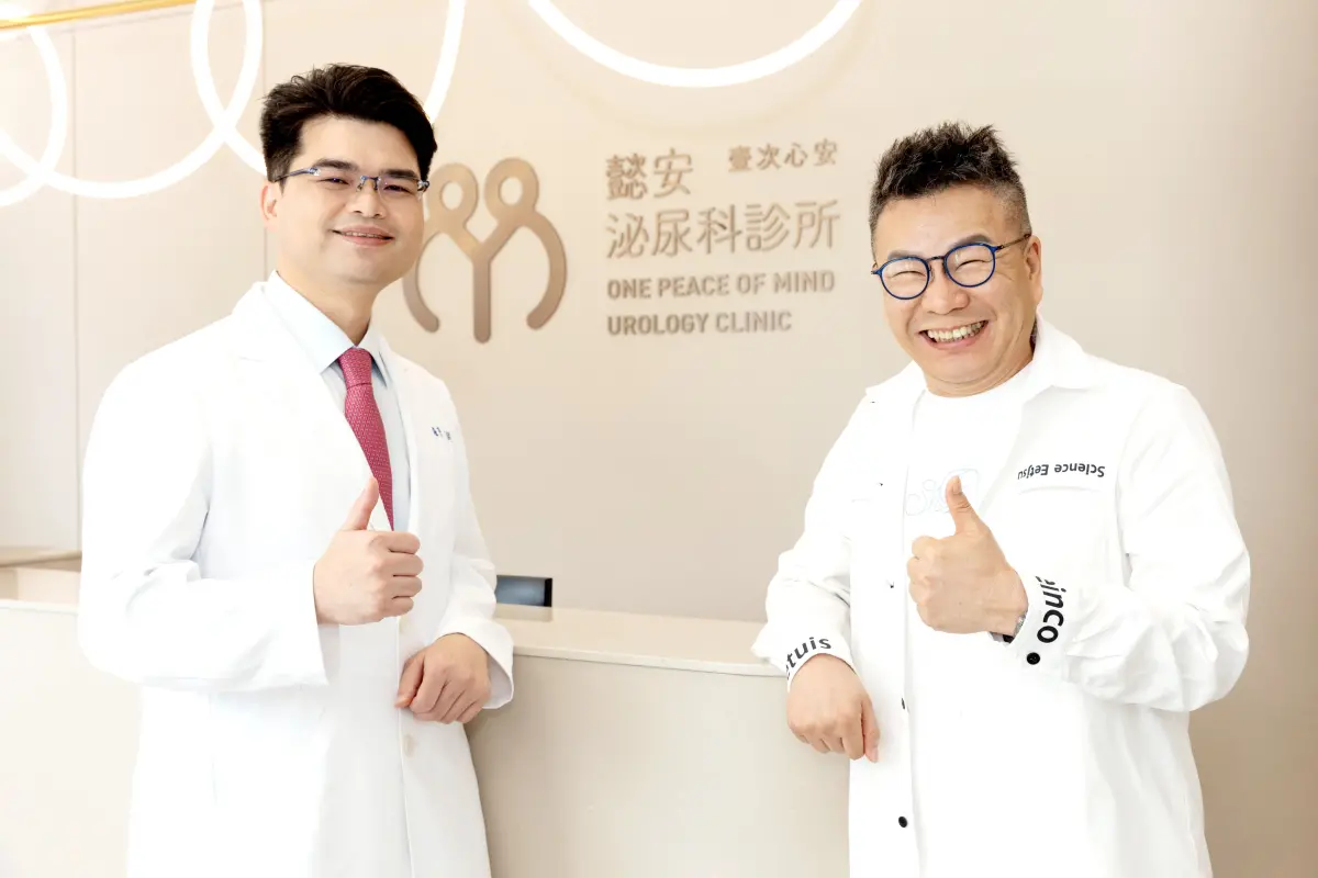 ▲現年56歲的沈玉琳（右）分享他靠著3個生活習慣維持體力與精力，來對抗攝護腺肥大與性能力，自豪：「老婆對我有點招架不住！」（圖／診所提供）