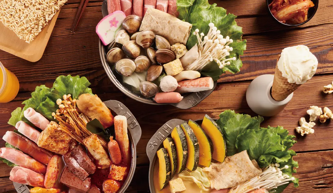 ▲最強百元小火鍋六扇門「台北第一家」六扇門中山農安店即將開幕，12月4日內用指定鍋物「買一送一」吃到飽，按讚也有「第二鍋5折」優惠一次整理。（圖／翻攝自六扇門FB）