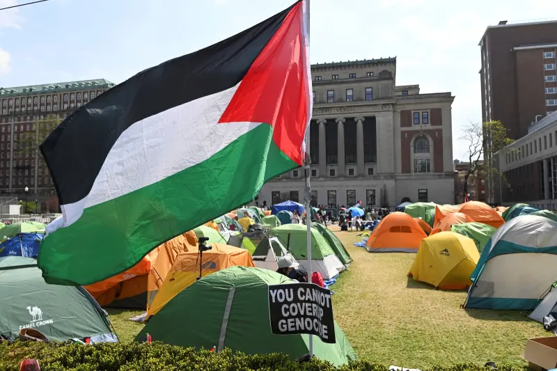 ▲ 在哥倫比亞大學紮營、聲援巴勒斯坦的示威學生，拒絕自動離開，將遭停學處分。（圖／美聯社／達志影像）