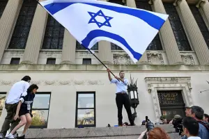▲ 面對聲援巴勒斯坦的示威潮如火如荼，哥大校園內也出現猶太學生，高調展示以色列國旗的情況。（圖／美聯社／達志影像）