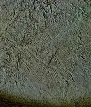 ▲香爐上面還有蜜蜂爬行留字的痕跡，有網友認為是留下一個「文」字，廟方人員也驚訝沒有看過這樣的奇景。（圖/麻豆人大集合）