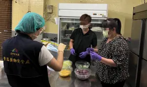 全大運政大擊劍隊10選手食物中毒 飯店自助生菜沙拉疑為禍首 ▲台中市食安處人瞶採集生菜沙拉等食餘送驗。(圖/台中市政府提供,2024.04.30)