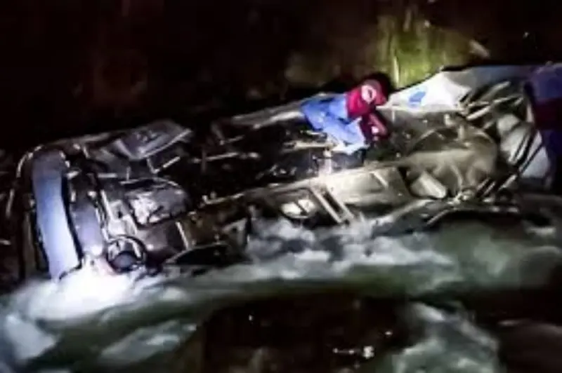 ▲秘魯一輛巴士於國內北部地區一條山路墜入深谷，造成至少23人死亡、10多人受傷。 （圖／翻攝自TV Peru）