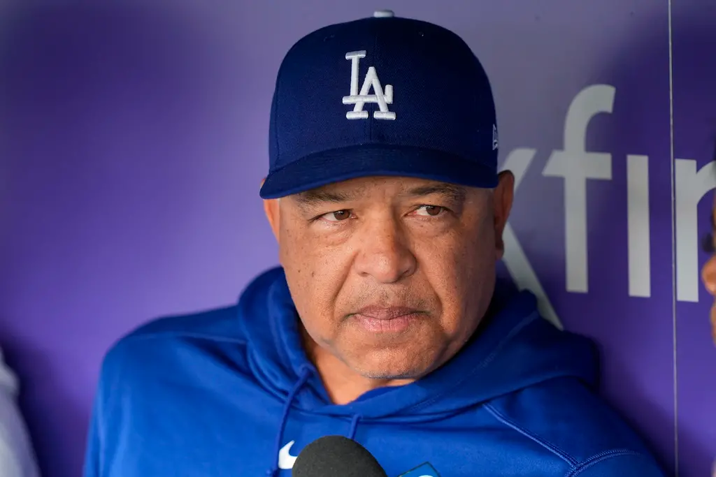 ▲道奇教頭Dave Roberts52歲生日卻輸球收場，山本由伸仍送上祝福。（圖／美聯社／達志影像）