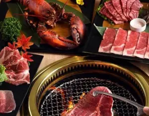 紅巢燒肉工房提供多樣化的食材,高檔肉品之外還包含龍蝦等。(圖/翻攝紅巢燒肉工房臉書) ▲紅巢燒肉工房提供多樣化的食材,高檔肉品之外還包含龍蝦等。(圖/翻攝紅巢燒肉工房臉書)