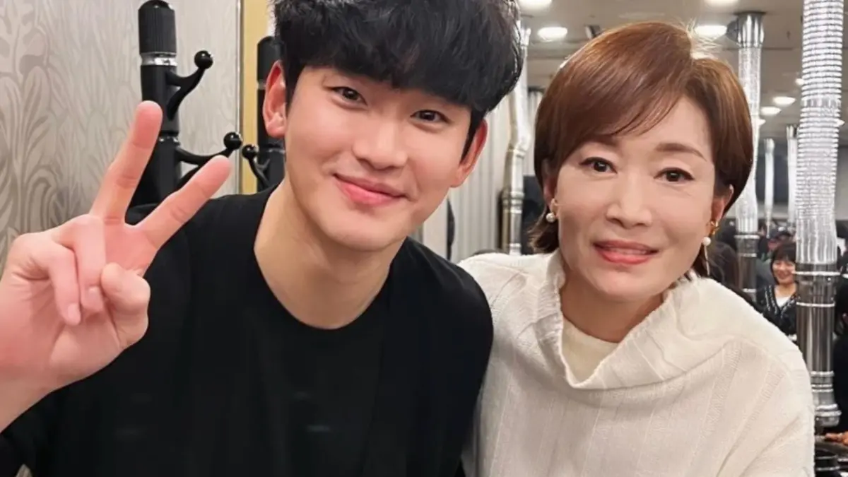 ▲羅映姬（右）已經第二次演出金秀賢（左）的丈母娘，被封為「金秀賢御用丈母娘」，她過往的經歷被起底，發現竟然是靠一脫成名。（圖／翻攝自金秀賢IG）