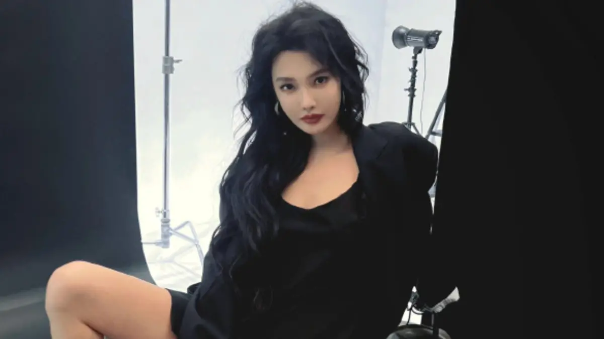 ▲王晶看上「大二女生」童菲，挖掘她出道靠三部電影海撈116億，她還成了周潤發乾女兒。（圖／童菲微博）