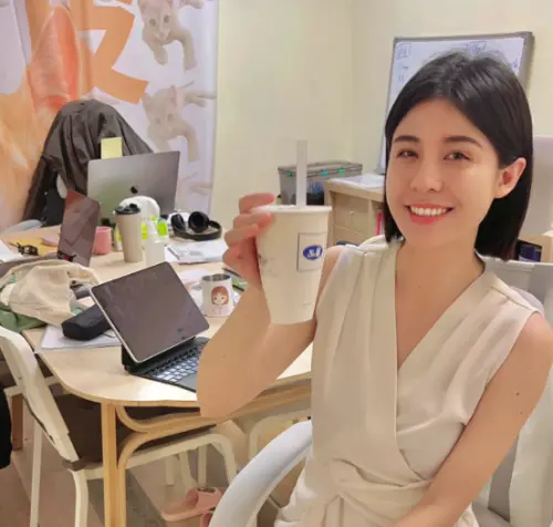 國際珍奶日!美女議員自曝最愛喝這味 不忘虧高嘉瑜房間亂