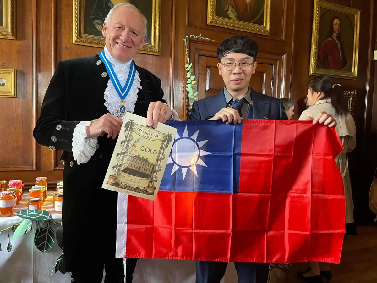 ▲台南青農林韡勳在今年度的英國世界果醬大賽中，拿到「滿分最高分30分」的世界金牌。（圖／擷自爆廢1公社臉書）