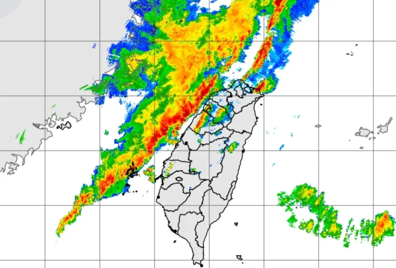 不斷更新／雨彈開炸！台北等8縣市「大雷雨警戒」　慎防雷擊強風