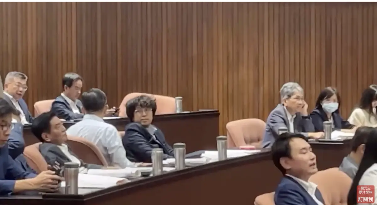 ▲國民黨立委葉元之指控，民進黨立委吳秉叡不在場卻有投票。（圖／翻攝自葉元之直播）