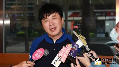 ▲胡瓜與民視的合約糾紛期限只剩1天，昨（29）日胡瓜前往宜蘭出外景時，「神秘嘉賓」22年首度現身幫胡瓜慶生，並盼合約紛爭能和解。（圖／記者吳翊緁攝）