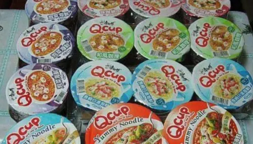 ▲網友超懷念康師傅「Q cup」小杯的泡麵，以前是許多人的宵夜首選，相對大碗泡麵沒那麼罪惡。（圖/爆廢公社公開版）