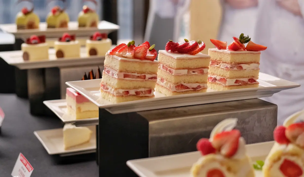▲台北美福大飯店邀請6位來自日本神戶的甜點大師輪番客座，推出各個大師的招牌甜點，精彩可期，即日起推出至6月30日止。（圖／記者葉盛耀攝）
