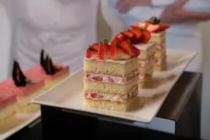 ▲招牌甜點草莓奶油蛋糕，是以杏仁蛋糕、新鮮切片草莓，及使用日本鮮奶油製成的香緹等交疊製成，酸香爽口。（圖／記者葉盛耀攝）