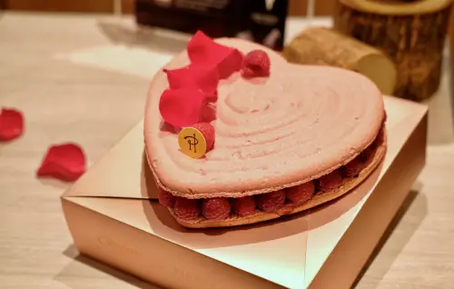 ▲台北晶華酒店與Pierre Hermé聯名推出的「ISPAHAN心型馬卡龍蛋糕」8吋售價2,980元，目前賣出近1500顆，將持續供應到5月底。（圖／記者葉盛耀攝）
