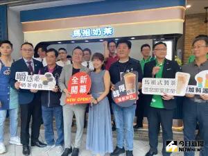 手搖飲店不只能外帶 歡迎來「座」成為升級新趨勢 ▲馬祖奶茶旗艦店首日開幕,市議員陳政顯及商圈業者同來祝賀生意興隆。(圖/記者金武鳳攝,2024.4.30)