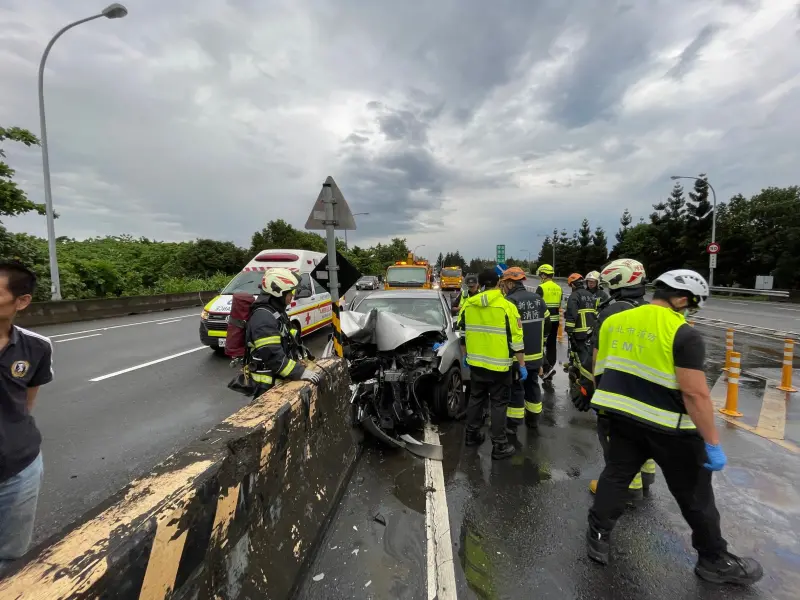 ▲新北市新店區安坑交流道發生嚴重車禍，一部小客車不明原因自撞外側分隔島，駕駛父女受困車內，3歲女童意識不清。（圖／翻攝畫面）