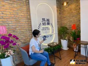 手搖飲店不只能外帶 歡迎來「座」成為升級新趨勢 ▲馬祖奶茶升級旗艦店設置休息空間,歡迎休息一下,加滿料再出發,不再只能外帶。(圖/記者金武鳳攝,2024.4.30)