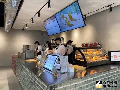 手搖飲店不只能外帶 歡迎來「座」成為升級新趨勢 ▲茶湯會未來概念店規劃座位區,餐飲方面除了焙茶、咖啡凍系列,也提供手作輕食。(圖/記者金武鳳攝,2024.4.30)