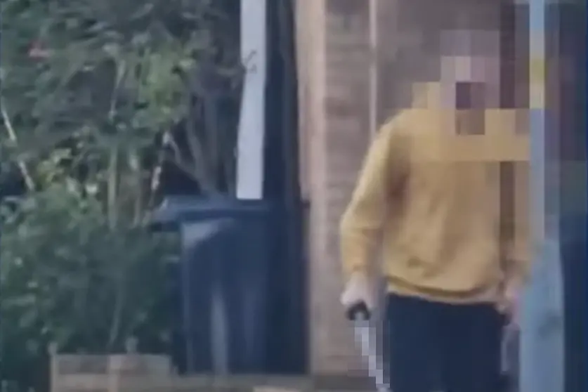 ▲英國倫敦今（30）日驚傳一起持刀砍人案件，一位36歲男子先是駕車撞入海諾特（Hainault）地鐵站附近一處民宅，接著手持如日本武士刀般的長刀攻擊，最終造成5人受傷送醫，包括兩位警察，男子則是當場遭到逮捕。（圖／翻攝自X）