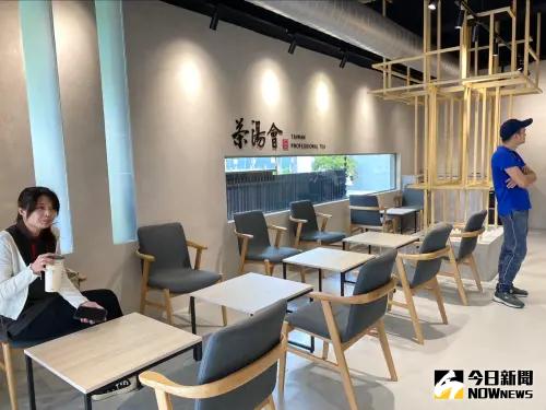 手搖飲店不只能外帶 歡迎來「座」成為升級新趨勢 ▲茶湯會未來概念店,打造不同於外帶手搖飲,擁有咖啡廳chill氛圍的舒適餐飲空間。(圖/記者金武鳳攝,2024.4.30)