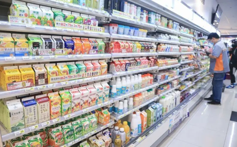 ▲台灣除了手搖飲之外，超商、超市也販售許多便宜又好喝的飲料，深受大眾的喜愛。（圖/NOWnews資料照）