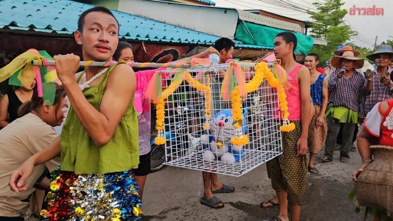 ▲泰國中部城市用「哆啦a夢」玩偶取代真貓，進行祈雨儀式。（圖／翻攝自X）
