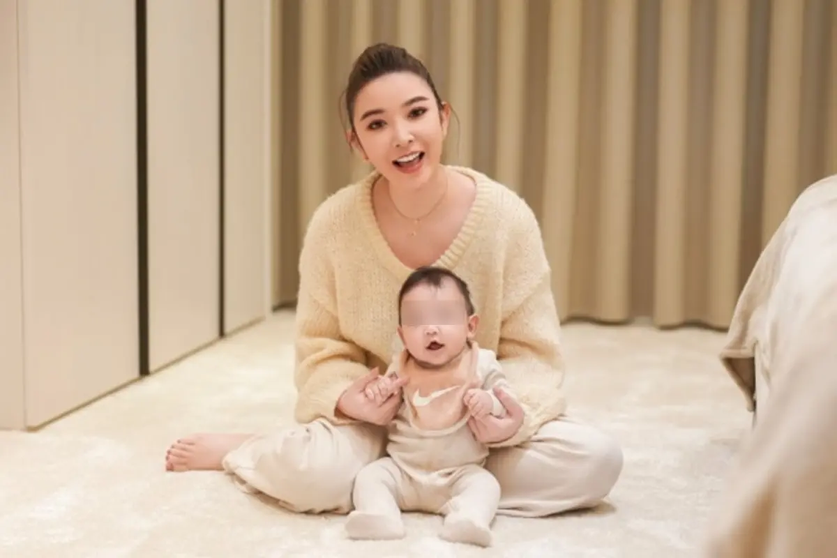 ▲許維恩家中監視器畫面曝光，未足歲女兒忒忒單手拿奶瓶，她卻害羞承認另外一件事。（圖／許維恩臉書）