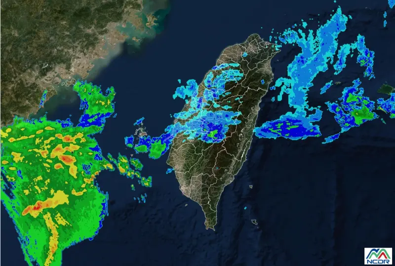 ▲梅雨鋒面通過台灣，今天下午開始有新一輪降雨訊號，且還有一坨在台灣西南部附近的「雷雨帶」將逼近。（圖／翻攝NCDR）