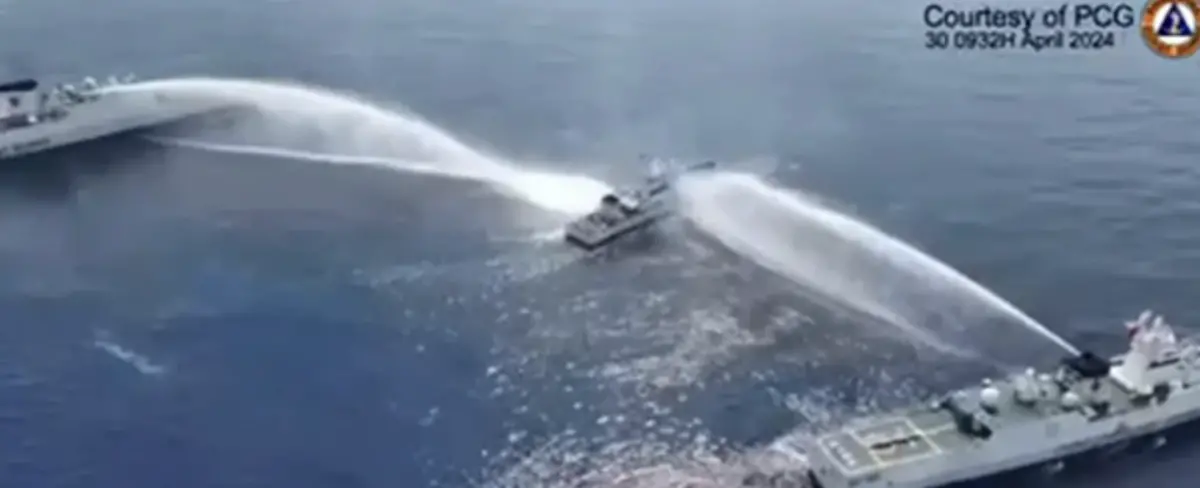 ▲我國澎湖漁船遭中國海警扣押，而菲律賓船艦也曾在南海民主礁附近遭中國海警船攻擊受損。（圖／菲律賓海巡隊）