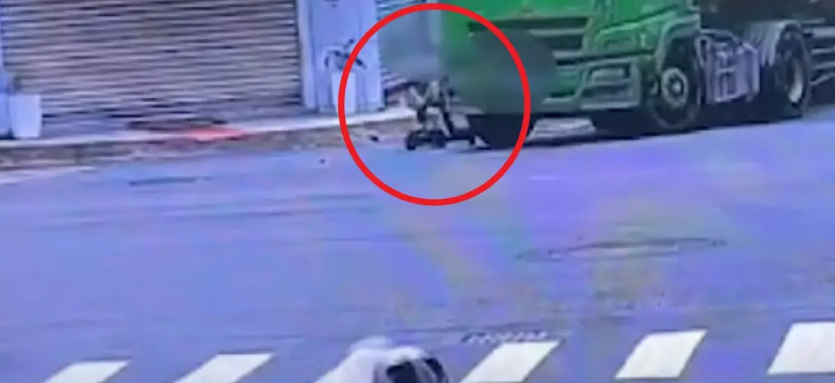 ▲駕駛砂石車的徐男疑未注意到車側王婦，意外將其撞倒輾過。（圖／翻攝畫面）