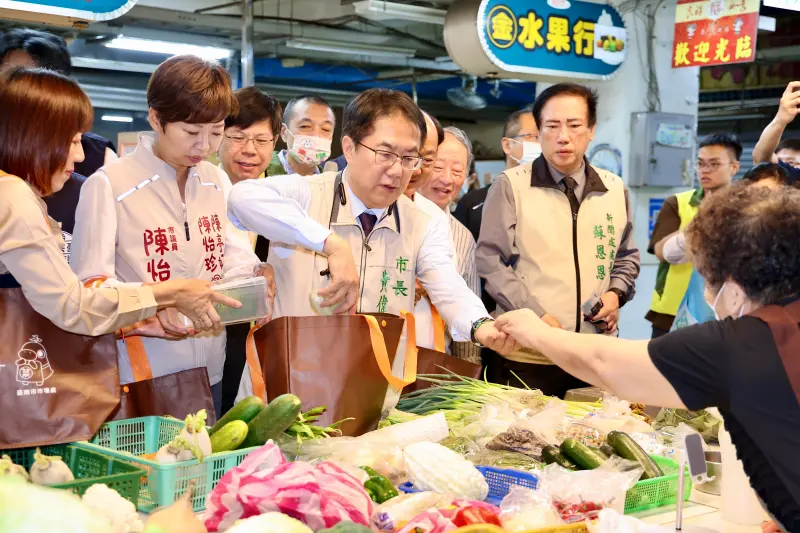 ▲市長黃偉哲今天與市議員許至椿、陳怡珍、蔡宗豪到開元市場，背著循環購物袋買菜，並向民眾宣導。(圖／台南市府提供)