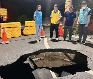 安南區城西街二段馬路,昨(30)日開始出現下陷狀況,當地里長為了交通安全,放置三角錐示警,豈料晚間馬路陷落,出現一個8米寬的天坑。(圖/翻攝議員郭信良臉書) ▲安南區城西街二段馬路,昨(30)日開始出現下陷狀況,當地里長為了交通安全,放置三角錐示警,豈料晚間馬路陷落,出現一個8米寬的天坑。(圖/翻攝議員郭信良臉書)
