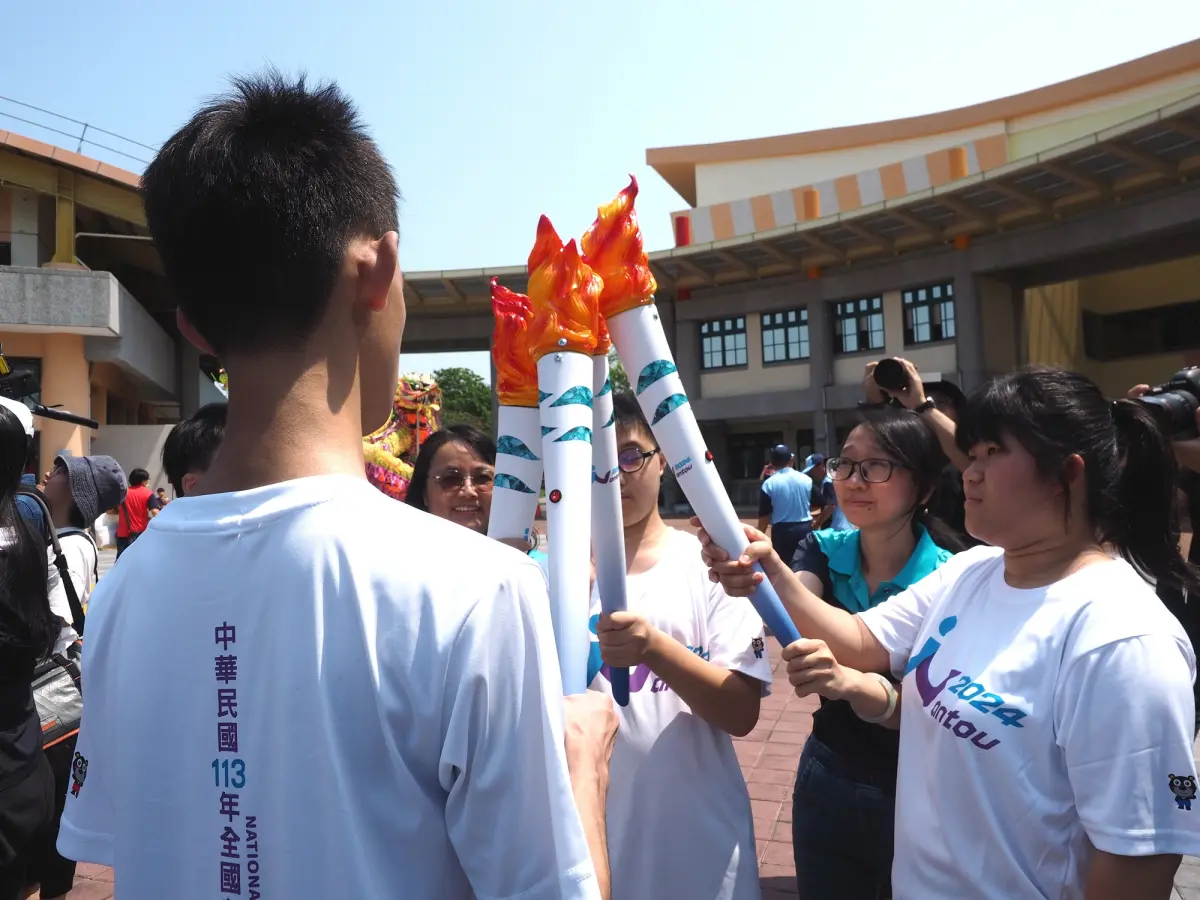 ▲ 南投特殊教育學校聖火隊在舞龍引導與太鼓舞韻表演的伴隨下，點燃113年全國身心障礙國民運動會母火。（圖/主辦單位提供）
