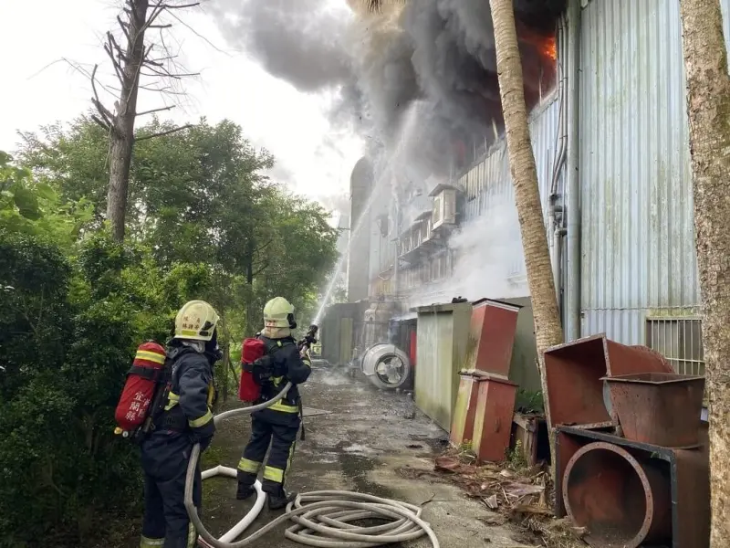 宜蘭三星工廠突竄火警！2樓全面燃燒、濃煙竄天　消防員警籍搶救
