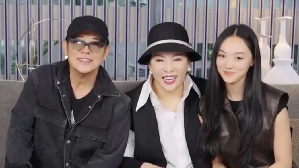 ▲李連杰（左）聽聞「向太」陳嵐（中）日前摔斷大腿，特地帶著女兒Jane（右）飛往香港探訪老友，並在鏡頭前脫口說出：「有她祕密在手裡。」（圖／翻攝自「向太」陳嵐微博）