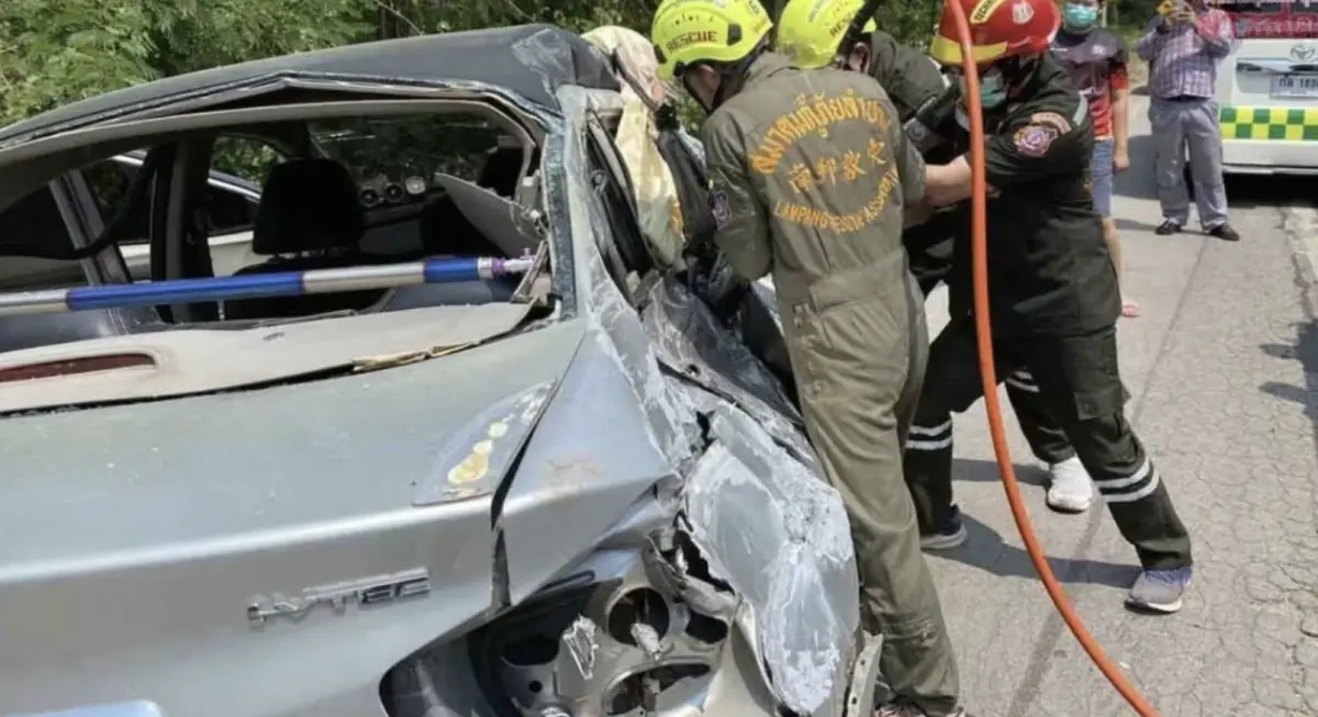 ▲一名女駕駛在開車時彎腰撿起手機，瞬間分心導致車輛失控，往車道衝撞並撞上另一台轎車，造成了致命事故。（圖／翻攝自X）