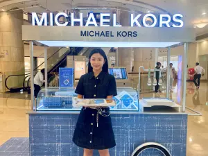 ▲Michael Kors丹寧快閃麵包餐車登台了，可愛造型吸引超多人拍照打卡。（圖／記者蕭涵云攝）