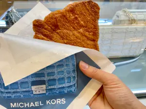 ▲Miss V Bakery為Michael Kors獨家製作的「蜜糖扁可頌」，只送不賣。（圖／記者蕭涵云攝）