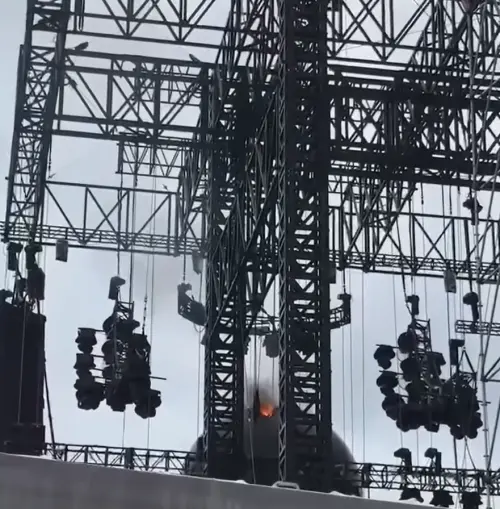 ▲▼五月天演唱會巨型球體舞台設備起火，冒出濃濃黑煙。（圖／五月天石頭國際後援會臉書）