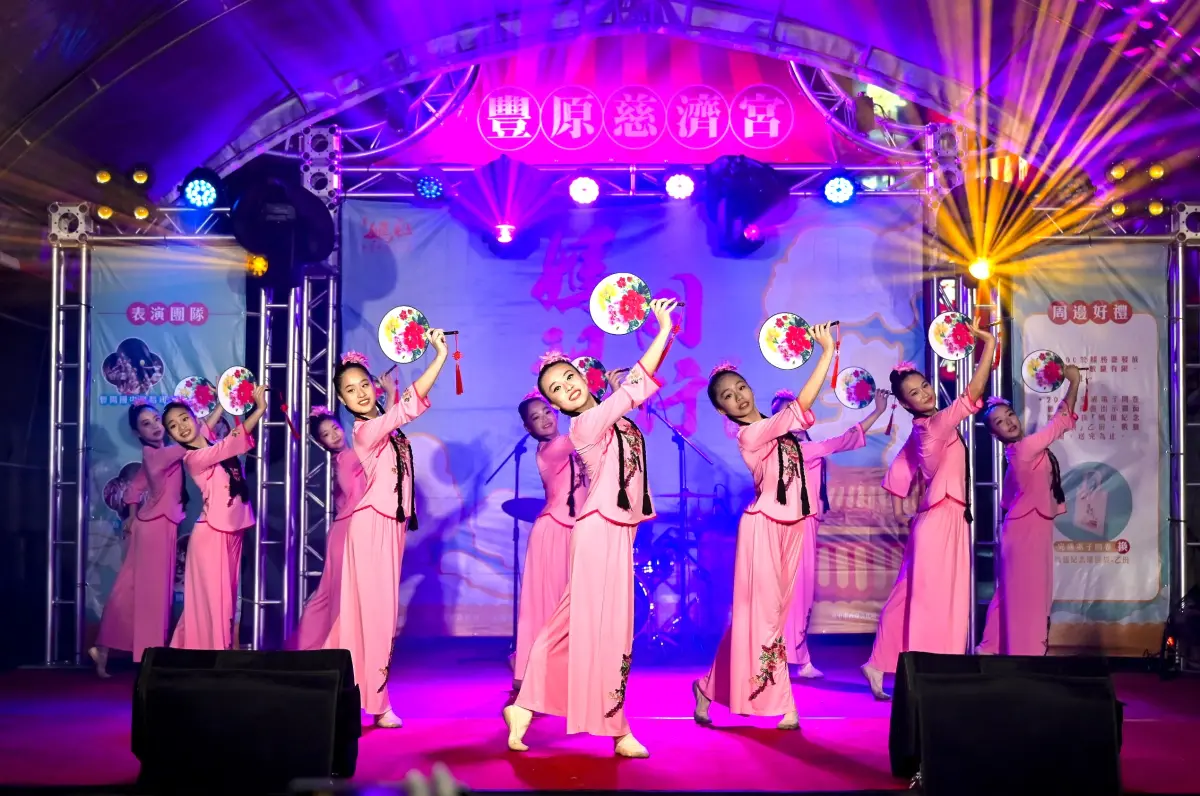 ▲「媽祖同行」移師豐原慈濟宮，圖為豐陽國中舞蹈班學生曼妙舞姿，贏得如雷掌聲。（圖／文化局提供）