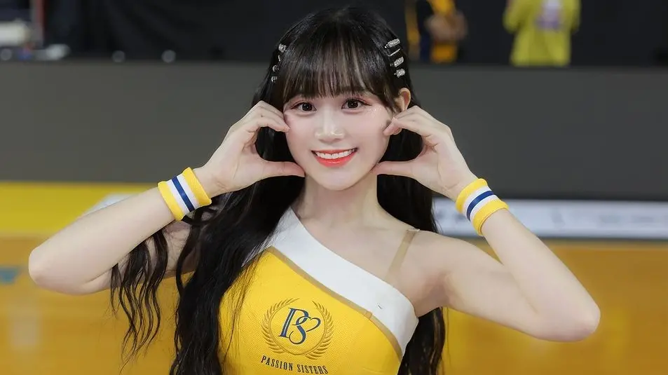 ▲中信兄弟啦啦隊邊荷律透過翻譯向經紀人乖姐抱怨，嫌棄留給她的泳裝不合身，並表示：「胸前的肉肉很明顯！」讓乖姐哭笑不得。（圖／翻攝自邊荷律IG）