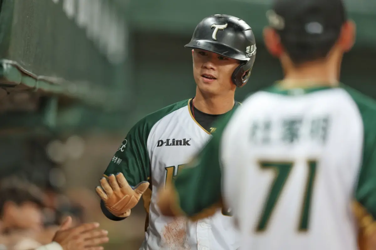 ▲台鋼雄鷹吳明鴻遭速球擊中，當場倒地不起，神色痛苦，最後被擔架抬下場。（圖／NOWnews資料照)