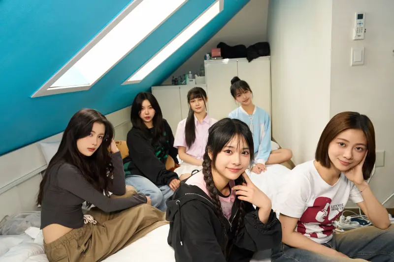 ▲幻藍小熊（GENBLUE）成員Nico（前排左起）、XXIN、毓（後排左起）、Ayeon、媛媛、采甄的首爾宿舍月租400萬韓幣。（圖／天空娛樂）